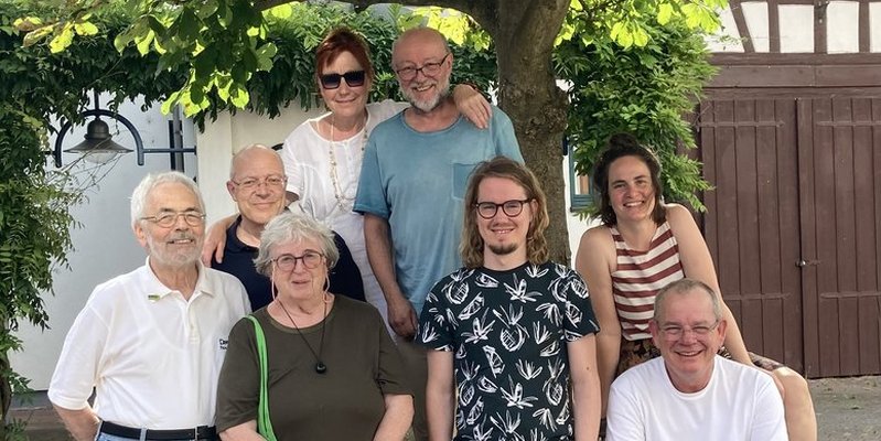 Gruppenfoto der GRÜNEN Ortsgruppe Steinweiler mit Anke, Rouven, Birgit, Jörn, Fritz, Rebecca, Gerhard, Lisa